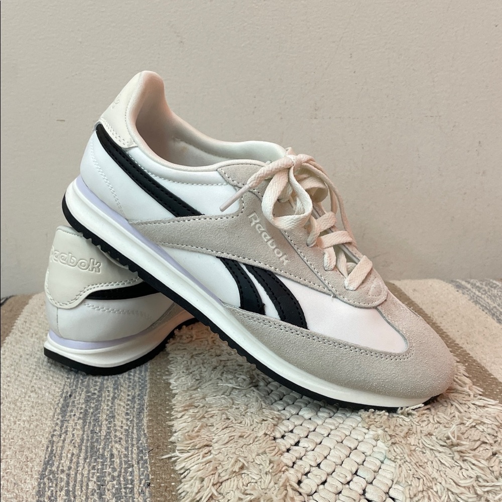 NEW! Reebok Fiori Women's size 7 White and Black Retro Sneakers.